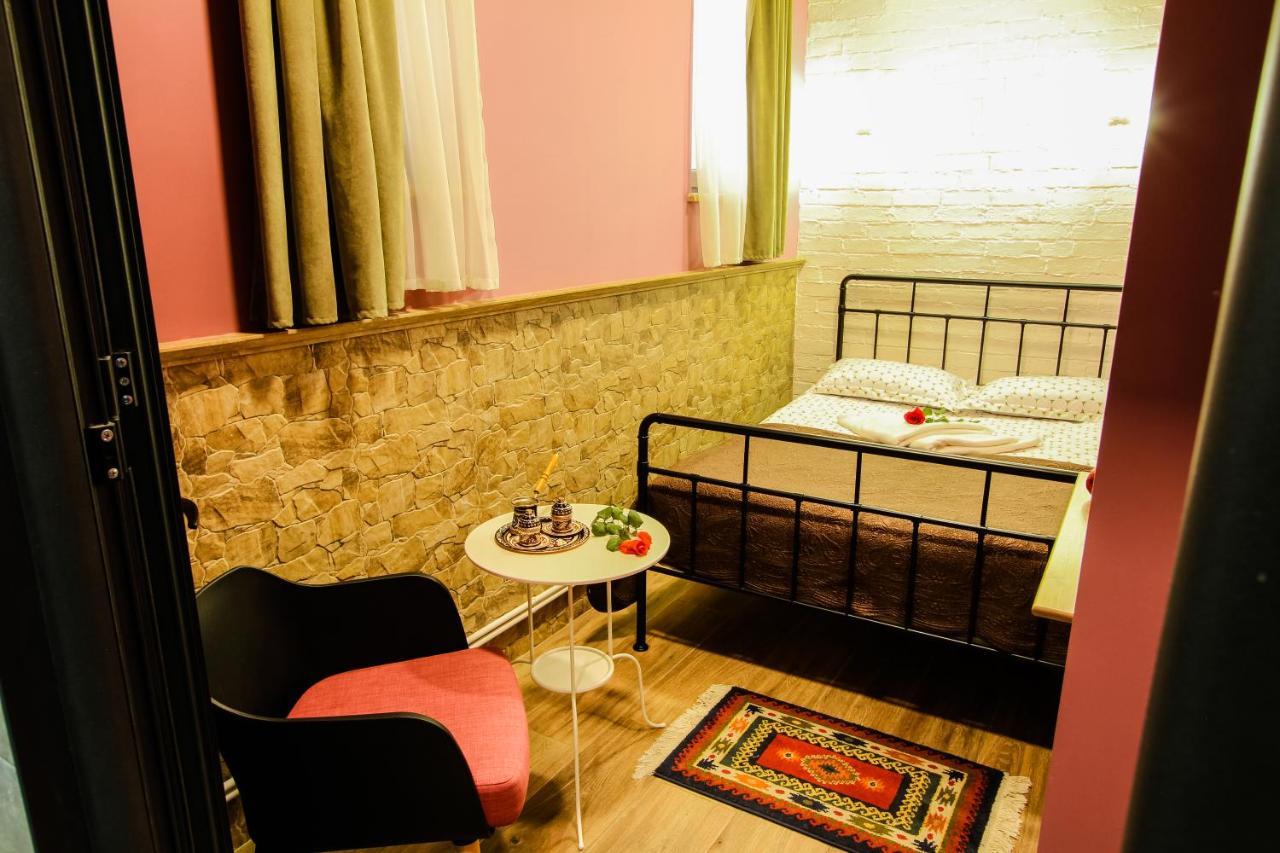 Retro Hostel & Tours Єреван Екстер'єр фото