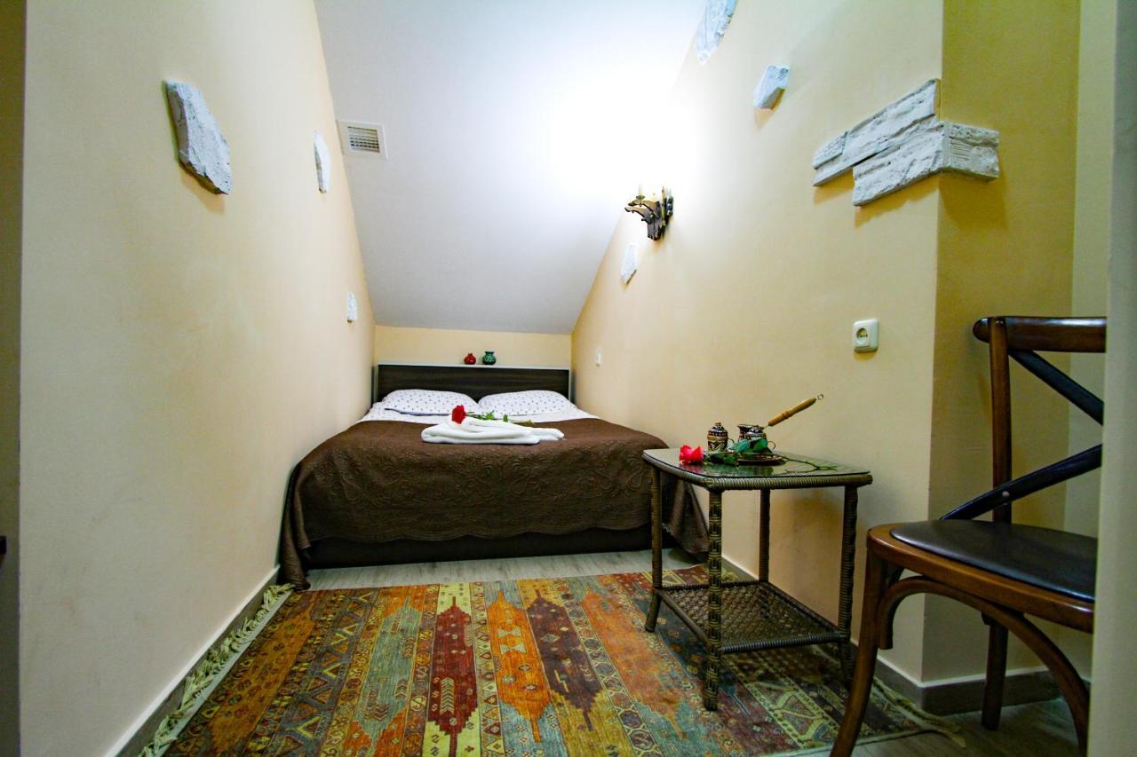 Retro Hostel & Tours Єреван Екстер'єр фото