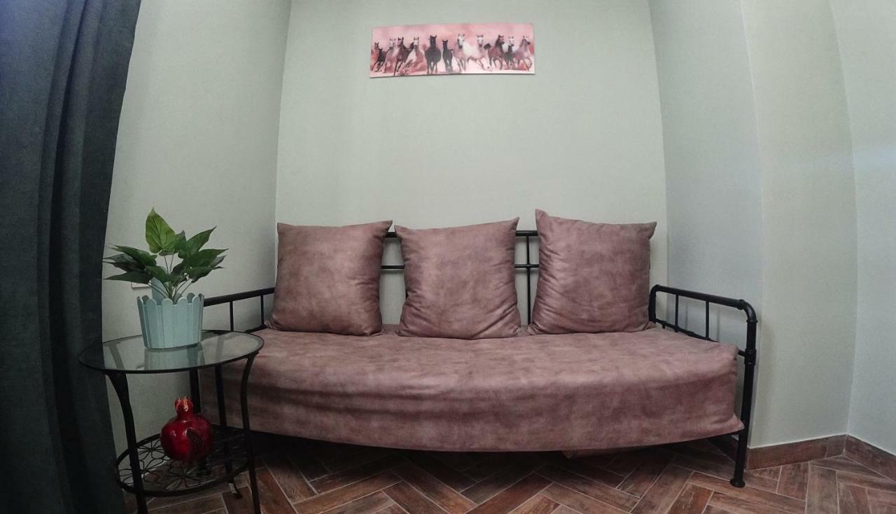 Retro Hostel & Tours Єреван Екстер'єр фото