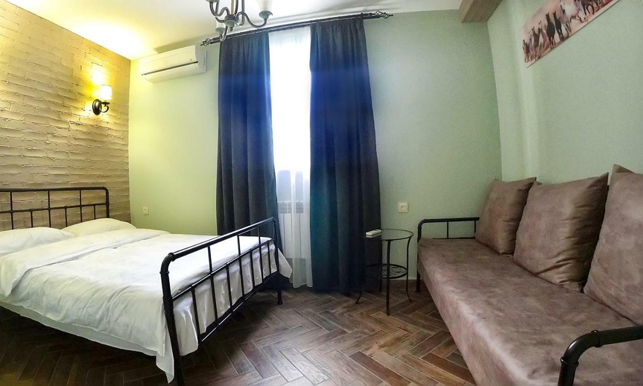 Retro Hostel & Tours Єреван Екстер'єр фото