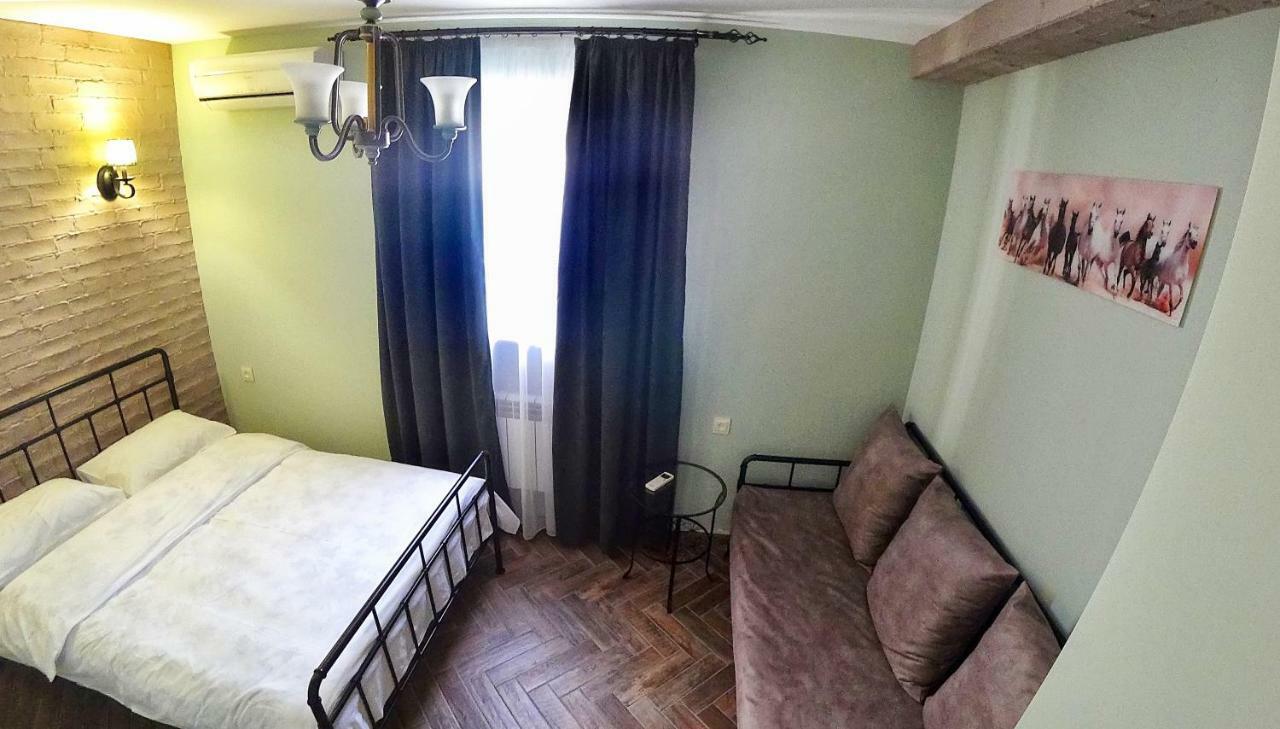 Retro Hostel & Tours Єреван Екстер'єр фото